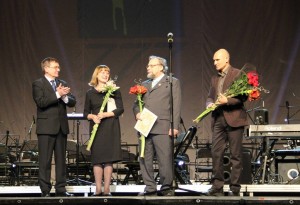 Įteikus laureatų diplomus – (iš kairės) Šiaulių miesto meras Justinas Sartauskas, aktorė Faustina Laurinaitytė-Šaltienė, rašytojas Leonas Peleckis-Kaktavičius, dailininkas Vidmantas Zarėka.